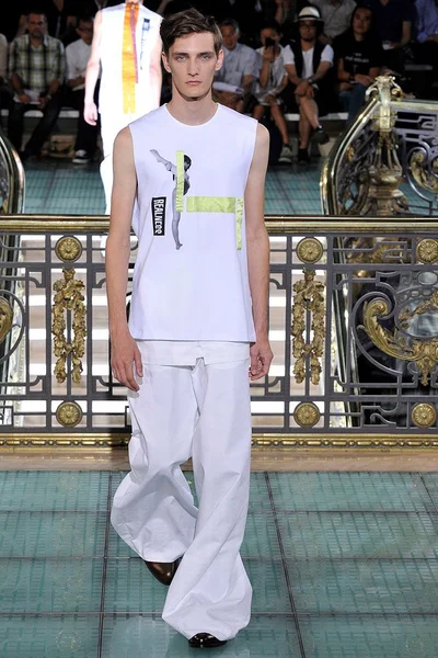 Look 25
